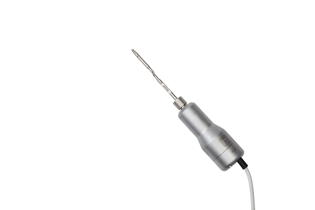 Strumento inseritore Easy-Pin montato sul manipolo Magnetic Mallet con pin agganciato